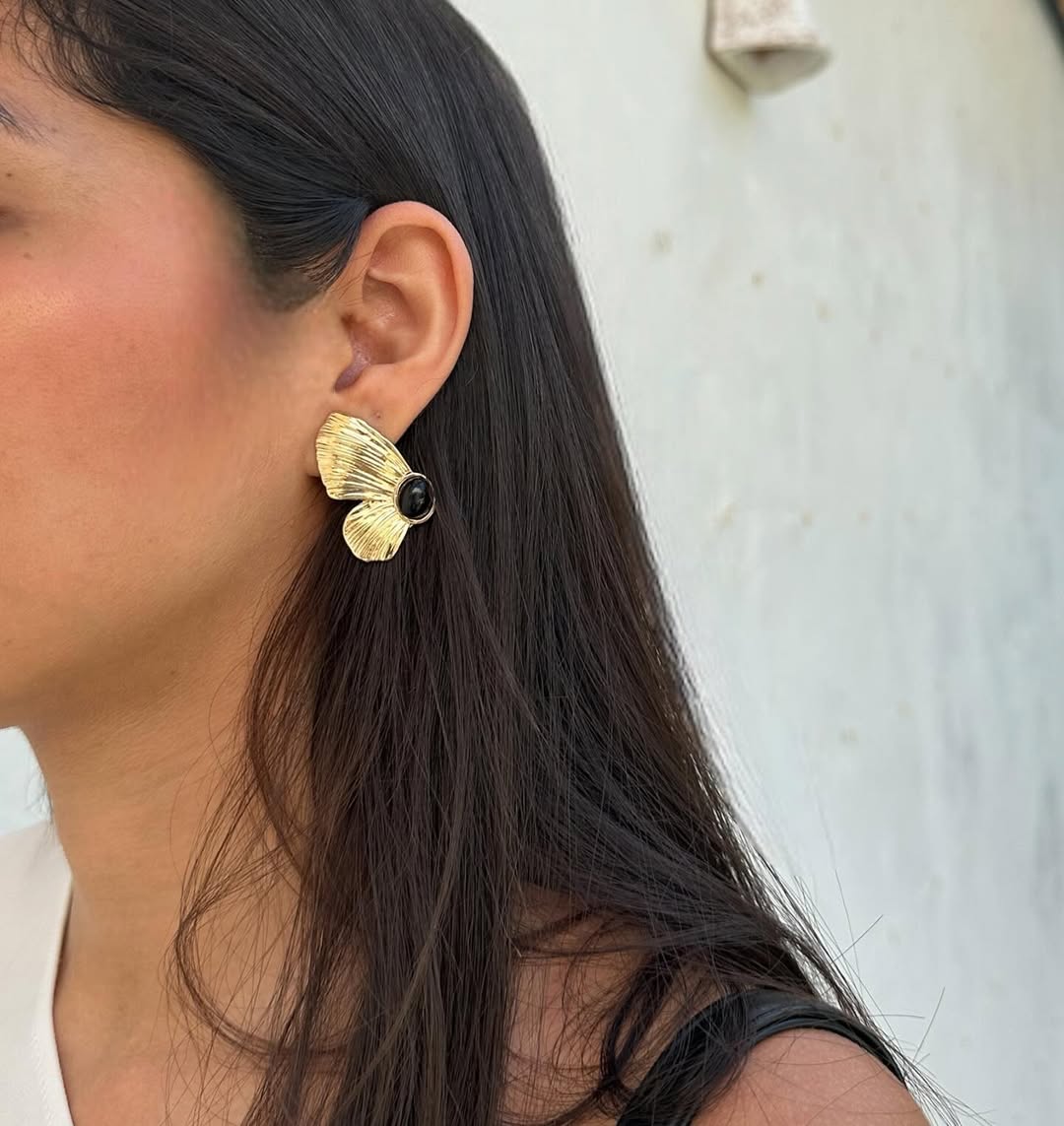 Aretes mariposa dorada con piedra negra